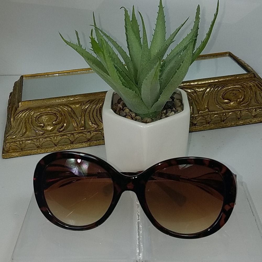 Fashion Eyewear, Tortoise Shell and gold - Picture 1 of 6